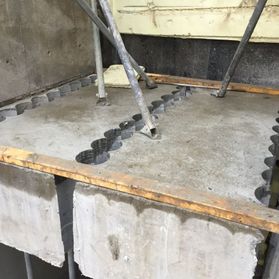 pitkät sarjat betoniporattuja reikiä